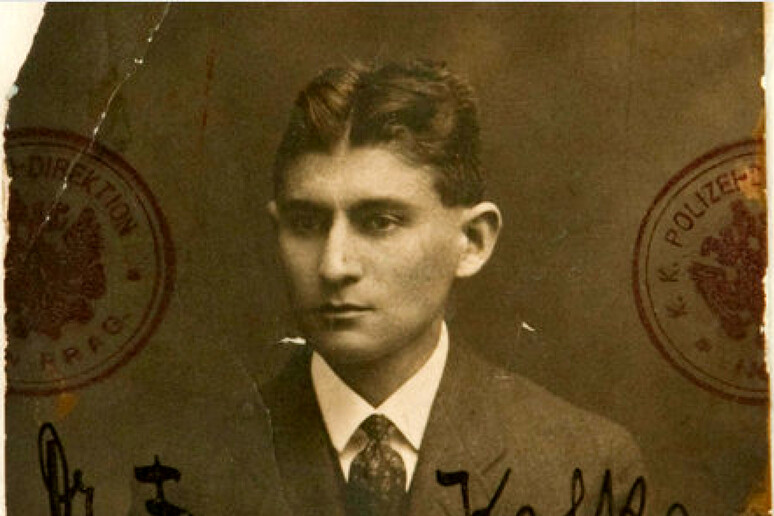 Tra metafisica e storia