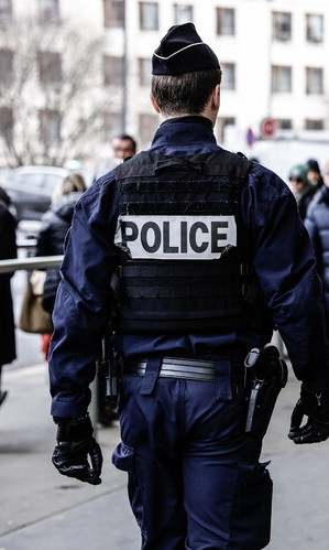 L’uomo asserragliato nel consolato iraniano a Parigi