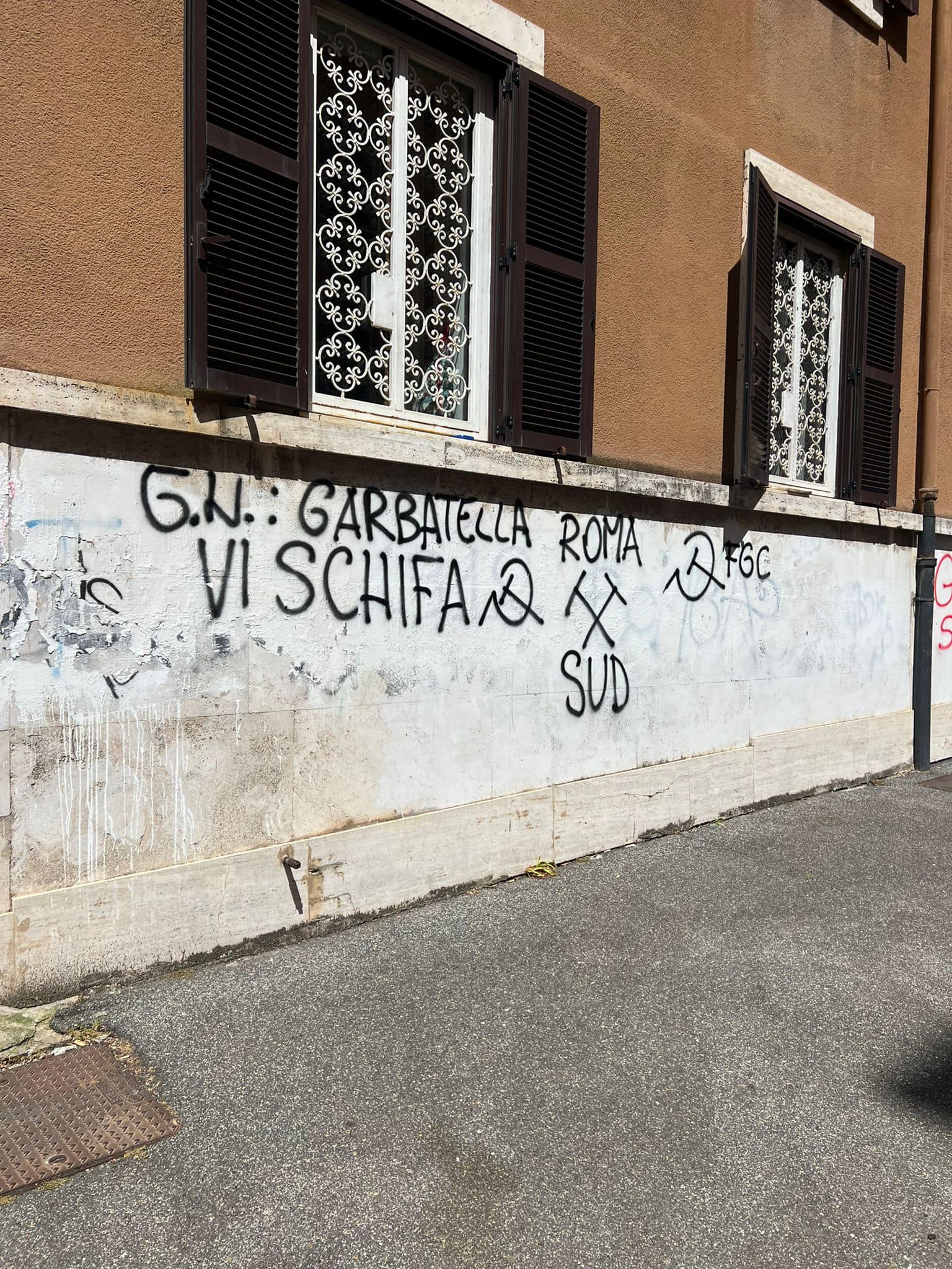 “Garbatella vi schifa”: scritte contro la sede di Fdi