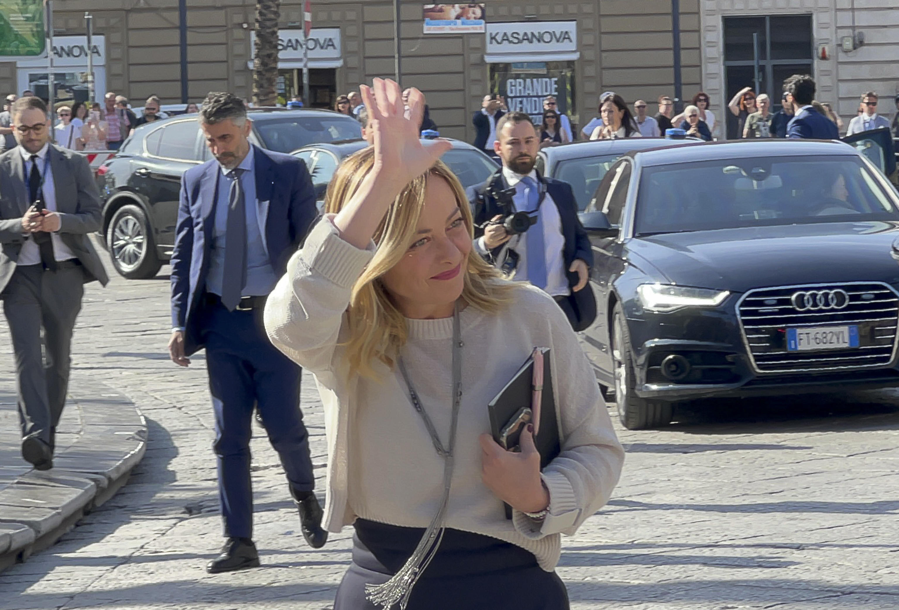 Meloni: “Sud non è più periferia ma centro del futuro” 