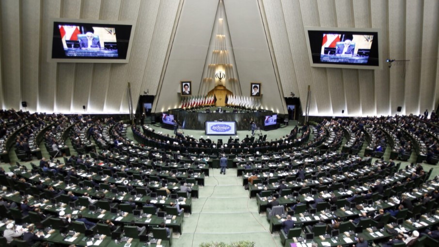 Iran, tafferugli tra i deputati durante la prima riunione del nuovo Parlamento