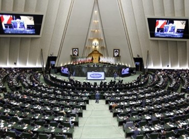 Iran, tafferugli tra i deputati durante la prima riunione del nuovo Parlamento