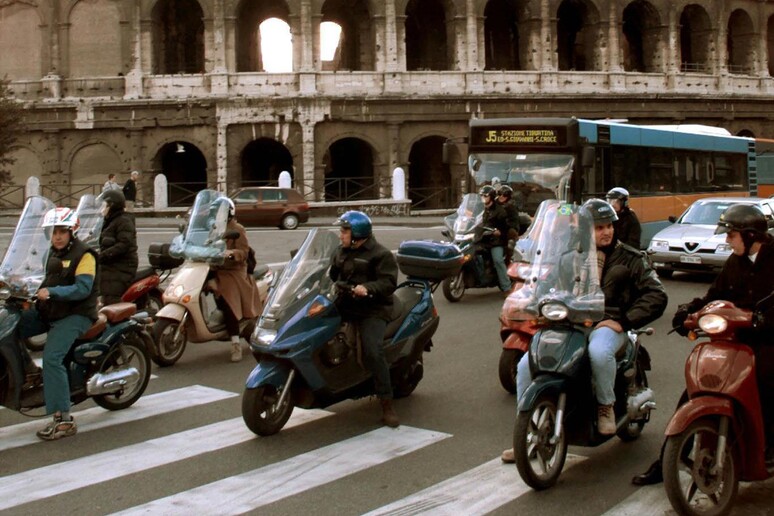 L’aria di Roma: grazie agli scooteristi