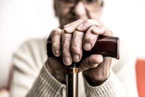 Assistenza anziani: spara alla moglie malata di Alzheimer (Video)