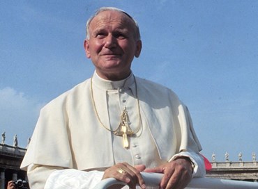 La bandiera bianca di Francesco, la bandiera di pace di Giovanni Paolo II