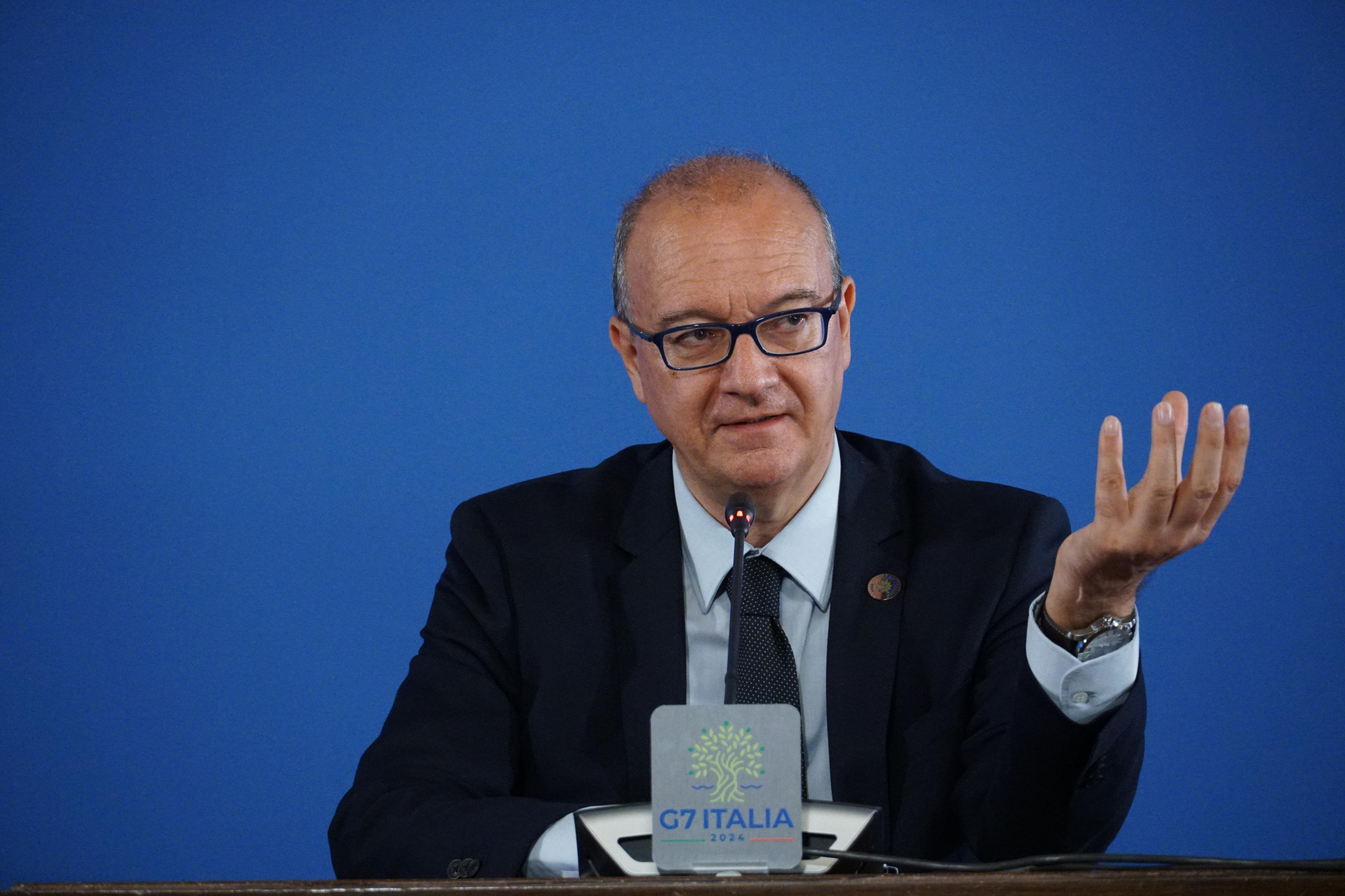 Valditara: “Cellulare vietato in classe per Elementari e Medie”