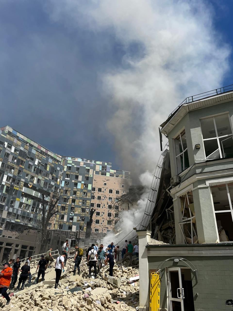 Missili russi fanno una strage all’ospedale pediatrico di Kyiv