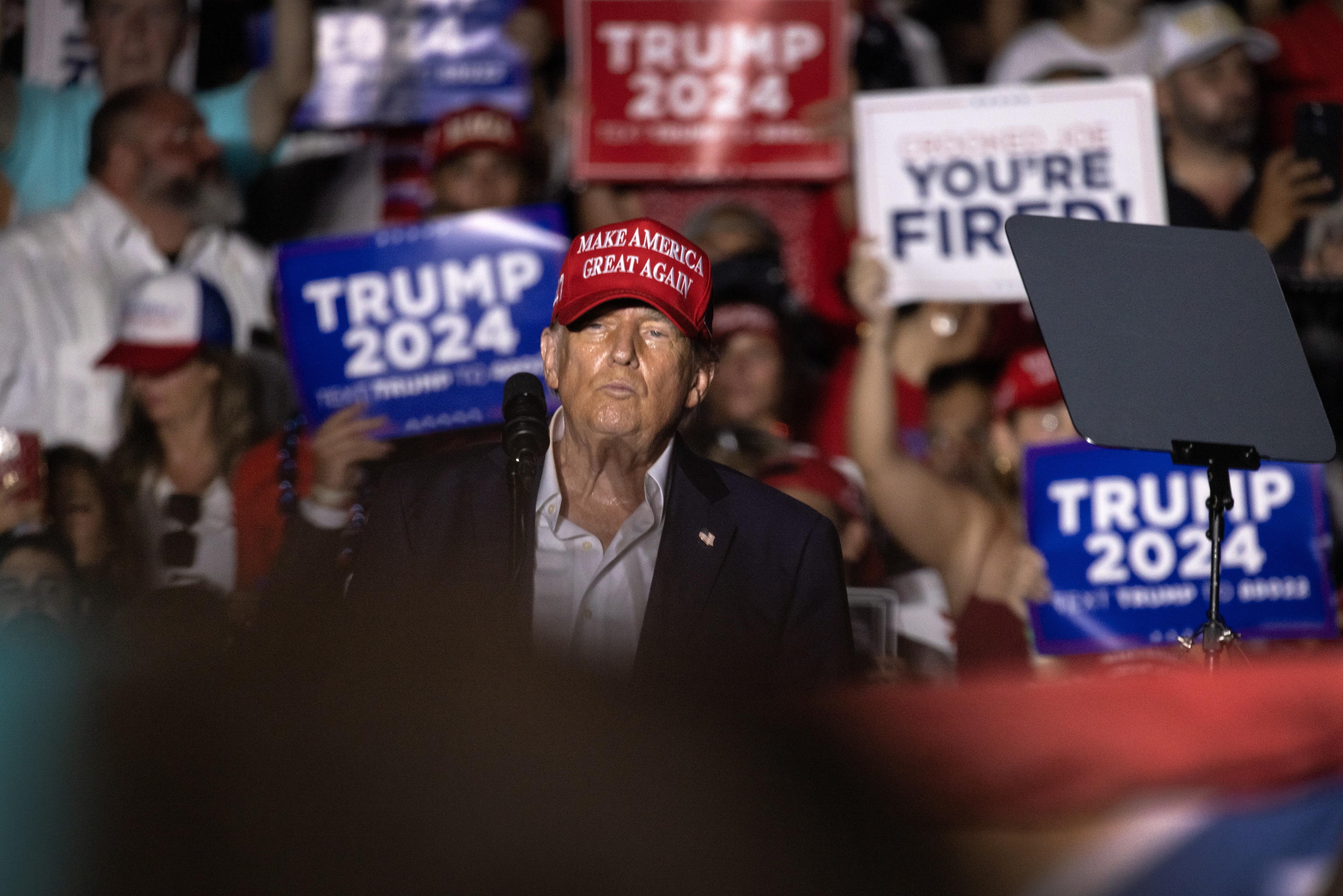 Trump show, sfida Biden e attacca Harris: “È peggio di lui”