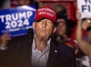 Trump show, sfida Biden e attacca Harris: “È peggio di lui”