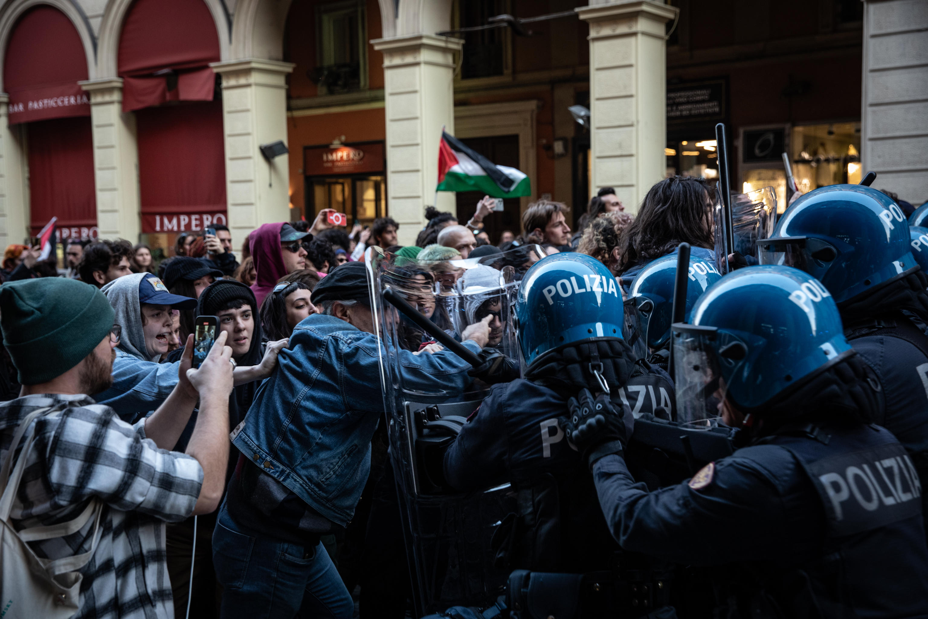 Picchiare un poliziotto non è reato