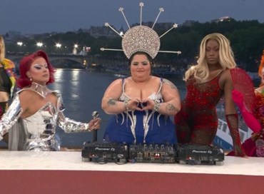 Letti di cartone, trans e un cenacolo molto fluido