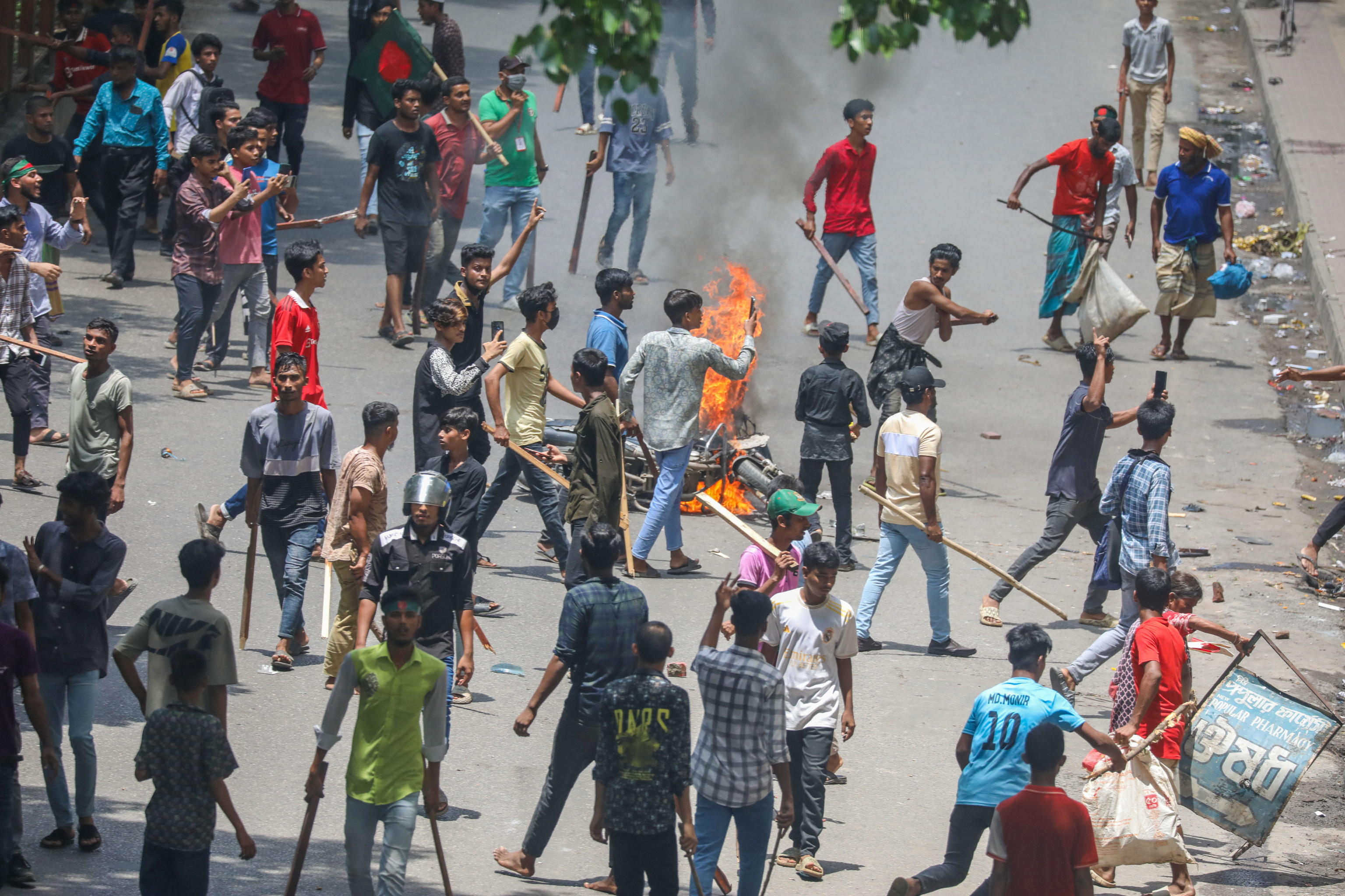 Il caos in Bangladesh: la premier si dimette