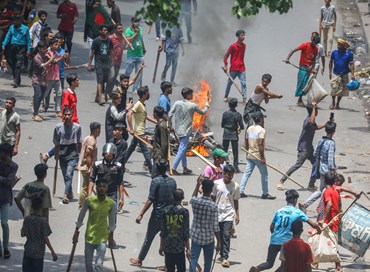 Il caos in Bangladesh: la premier si dimette