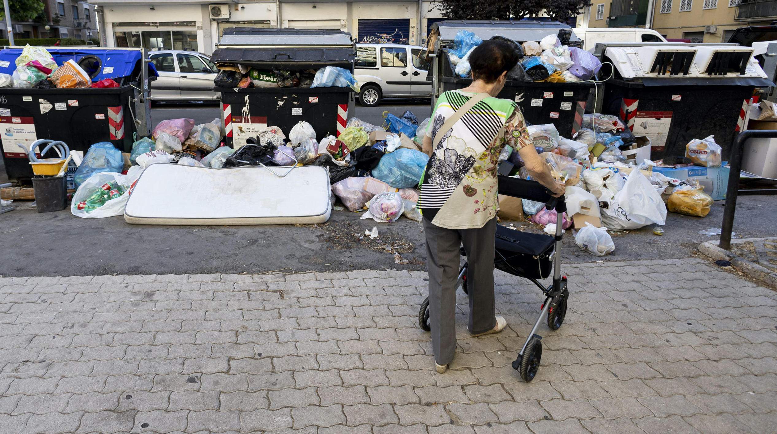 Rifiuti in strada a Roma, rischio “emergenza igienica”