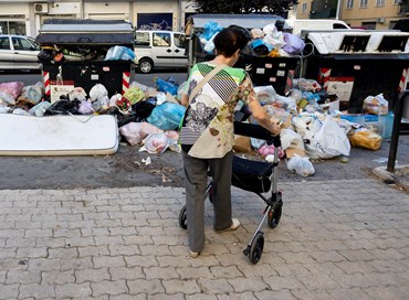 Rifiuti in strada a Roma, rischio “emergenza igienica”