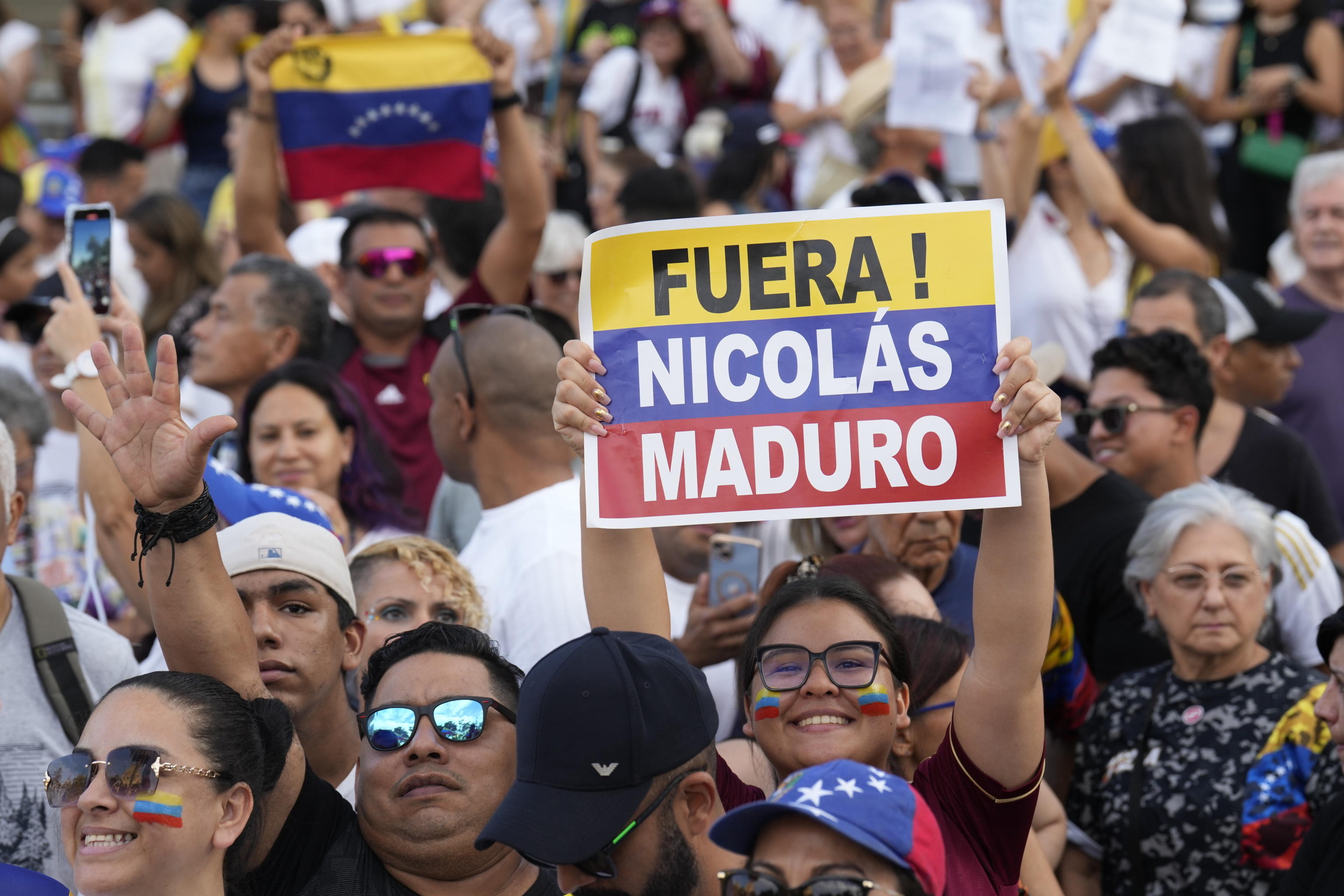 Venezuelani di nuovo in piazza per la democrazia