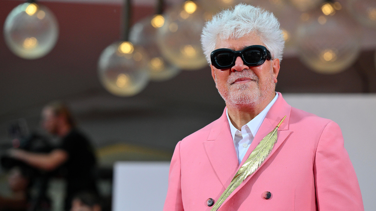 Venezia 81: il Leone d’Oro a Pedro Almodóvar, l’Argento all’italiano Vermiglio