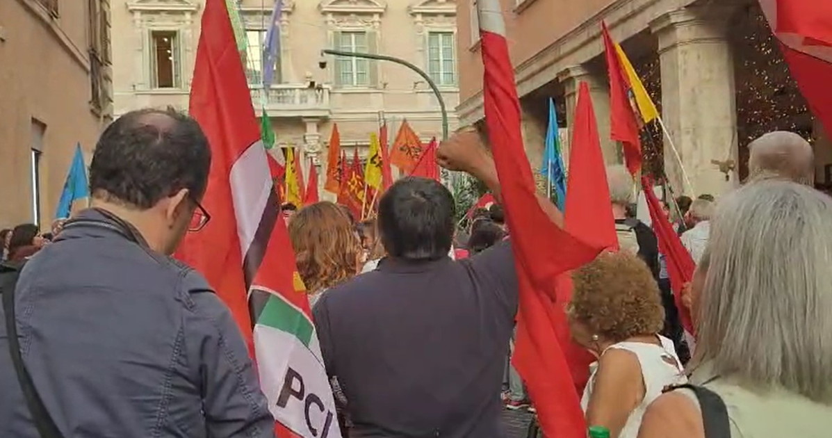 I comunisti inneggiano ai gulag e vogliono la Meloni in Siberia