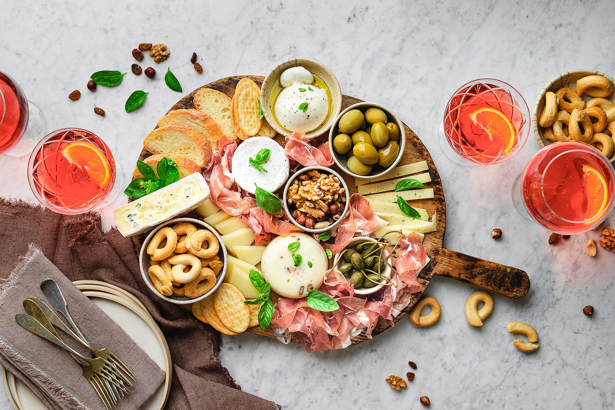 Organizzare un aperitivo: tutto ciò che occorre sapere, dai salumi ai taglieri