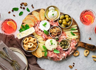 Organizzare un aperitivo: tutto ciò che occorre sapere, dai salumi ai taglieri