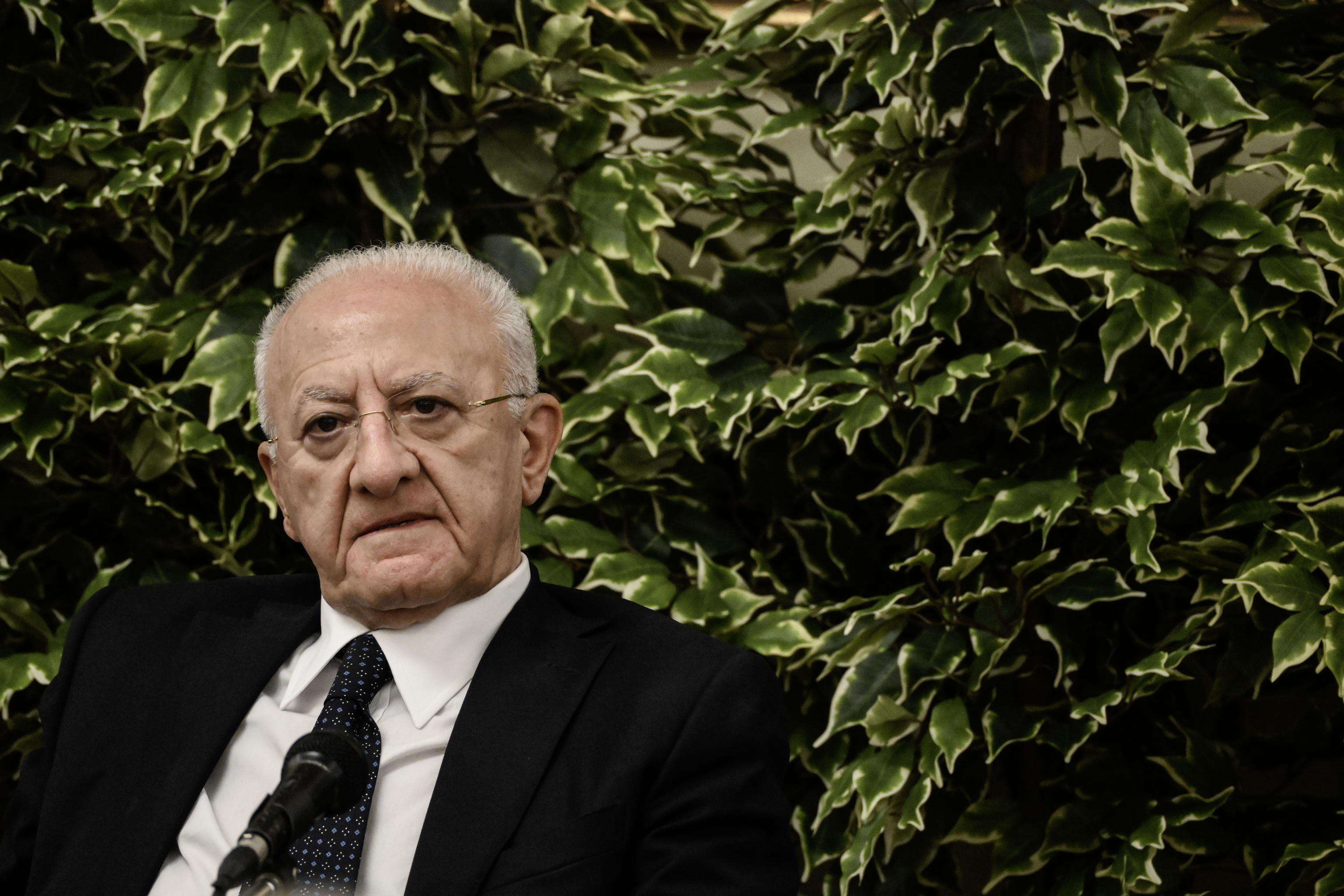 Caos campo largo, ora De Luca “promuove” Conte