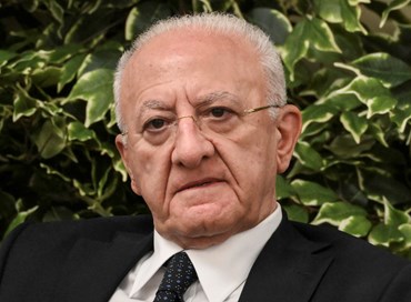 Caos campo largo, ora De Luca “promuove” Conte