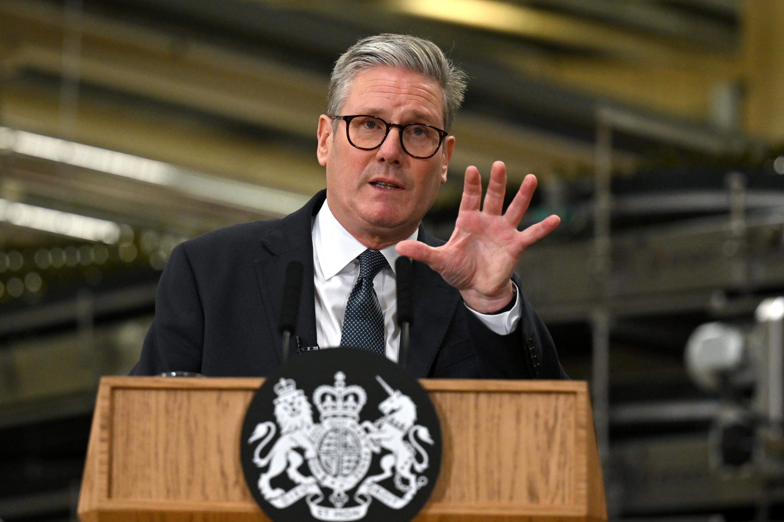 Starmer in difficoltà, cadono le prime teste