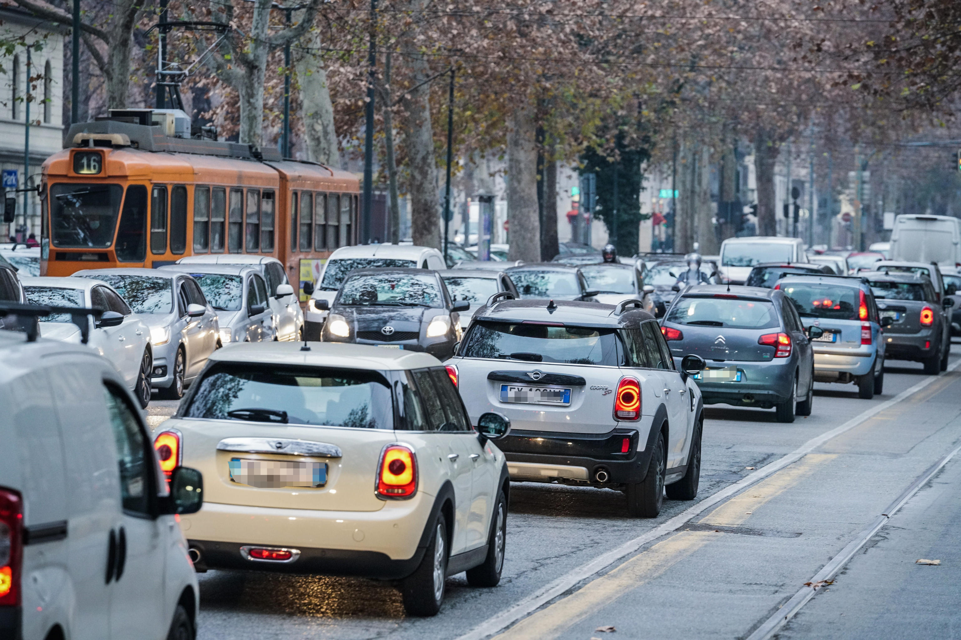 Sprofondano le immatricolazioni in Ue, balzo dell’ibrido