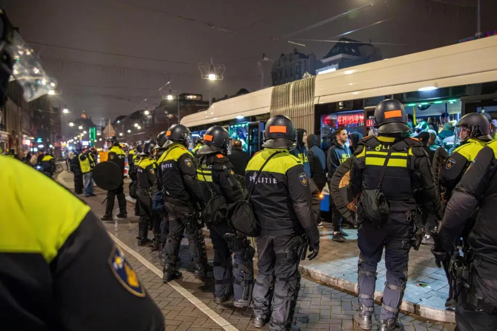 Pogrom ad Amsterdam, con la scusa di una partita di calcio 