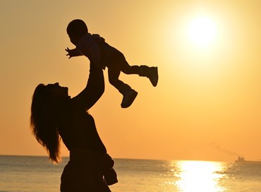 Incoraggiare la maternità in Costituzione: presentato il “Renaissance Act”