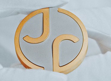 Ecco il nuovo, criticato logo, della Jaguar