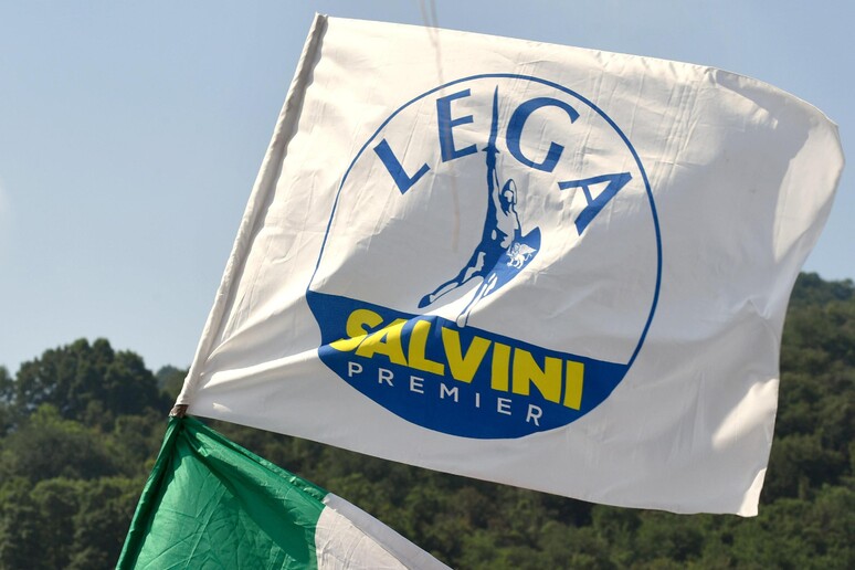 Lega, Castelli: “Salvini non sarà mai premier, tolga nome dal simbolo”