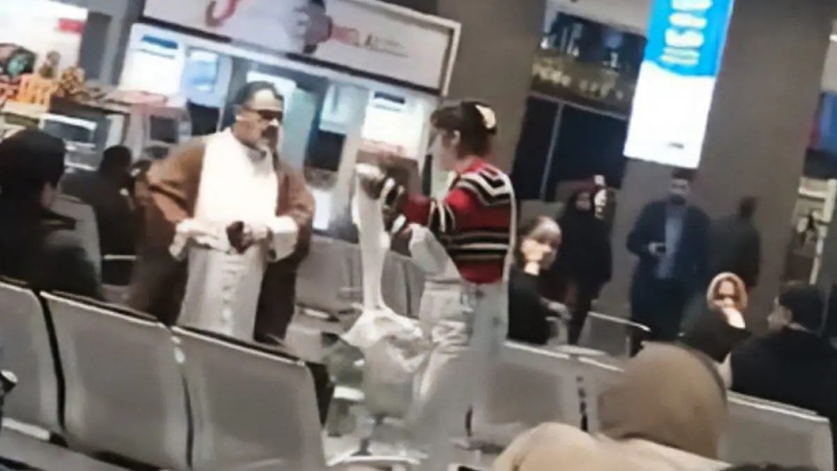Iran, ragazza vs mullah: il video diventa virale