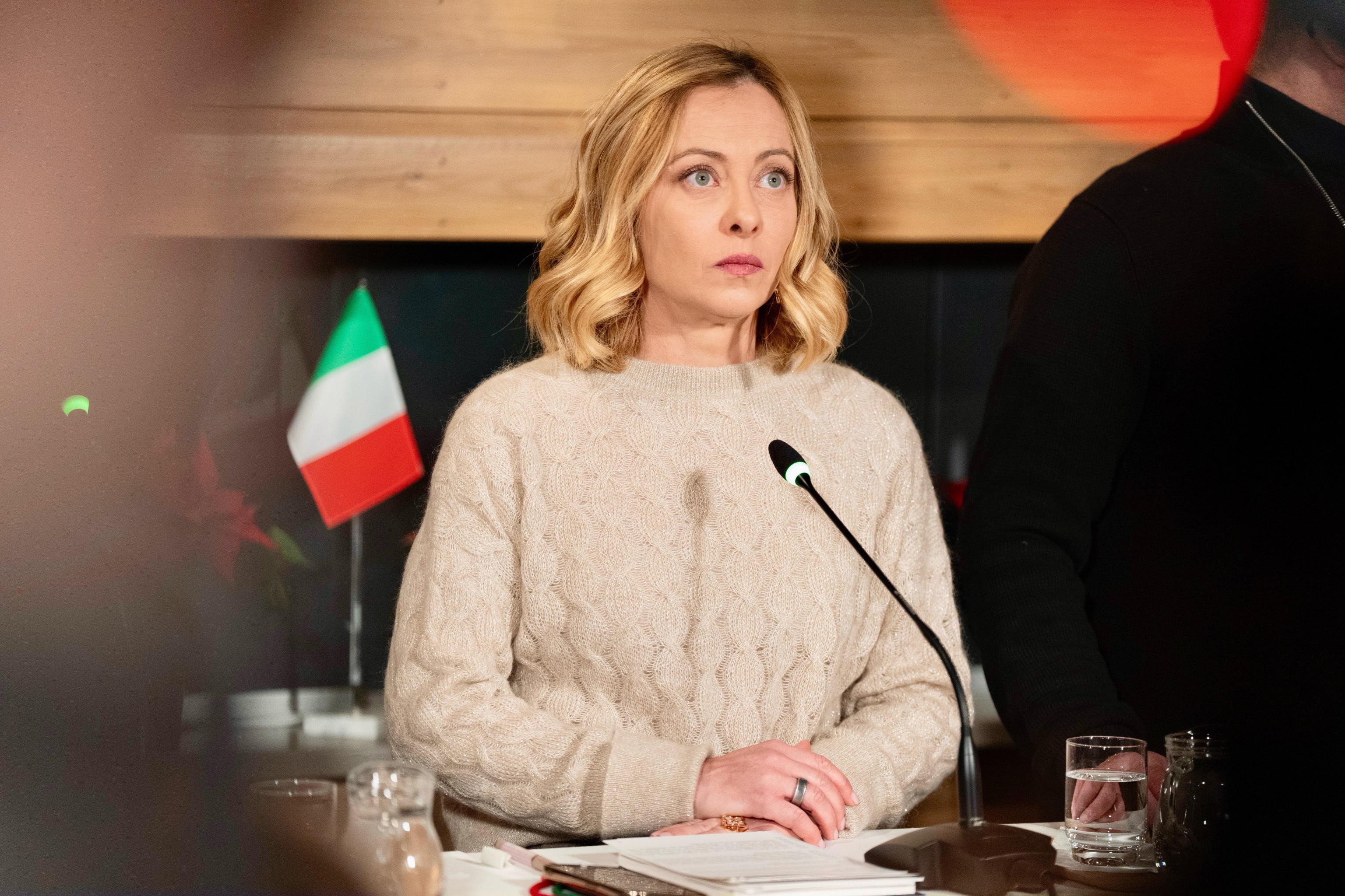 Giorgia Meloni e la buccia di banana da dribblare