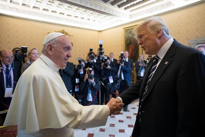 Trump vs Bergoglio: tra il nuovo presidente Usa e il papa è (di nuovo) gelo