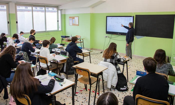 Contro scettici e iperscientisti: limiti e prospettive di una scuola da riformare