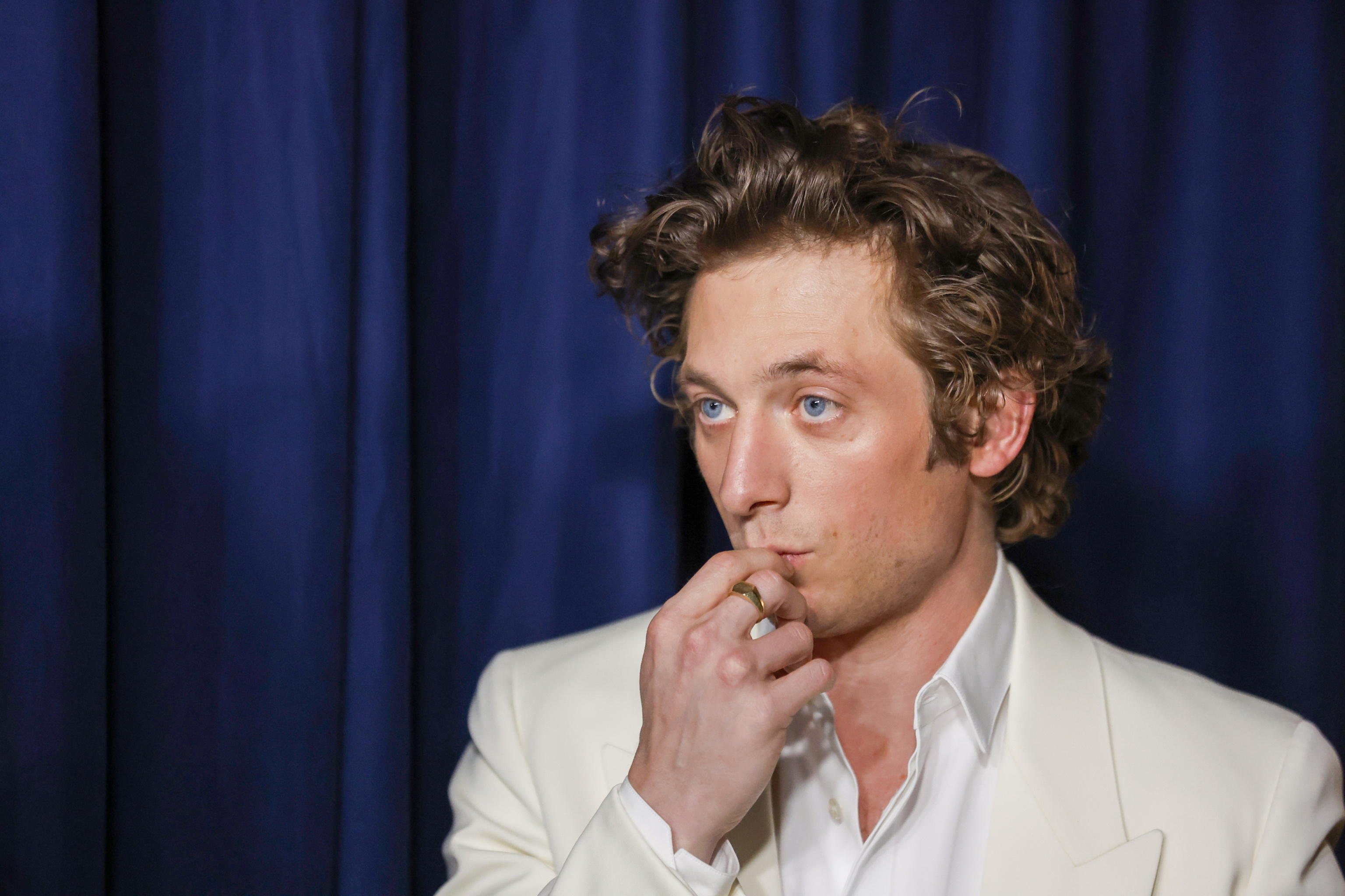 Jeremy Allen White sarà protagonista della serie “Enigma Variations”