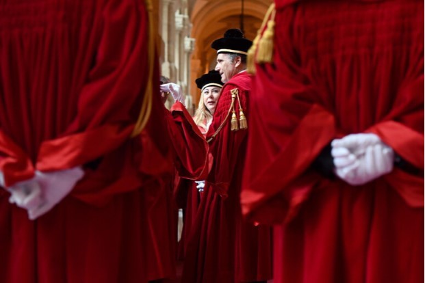 Isolare la politica dalla magistratura e salvare la politica da sé stessa