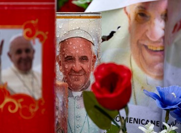 Le condizioni di Papa Francesco: “Lieve miglioramento”
