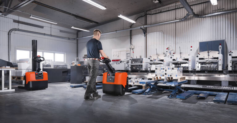 Transpallet compatto o più performante: quali attività si possono svolgere?