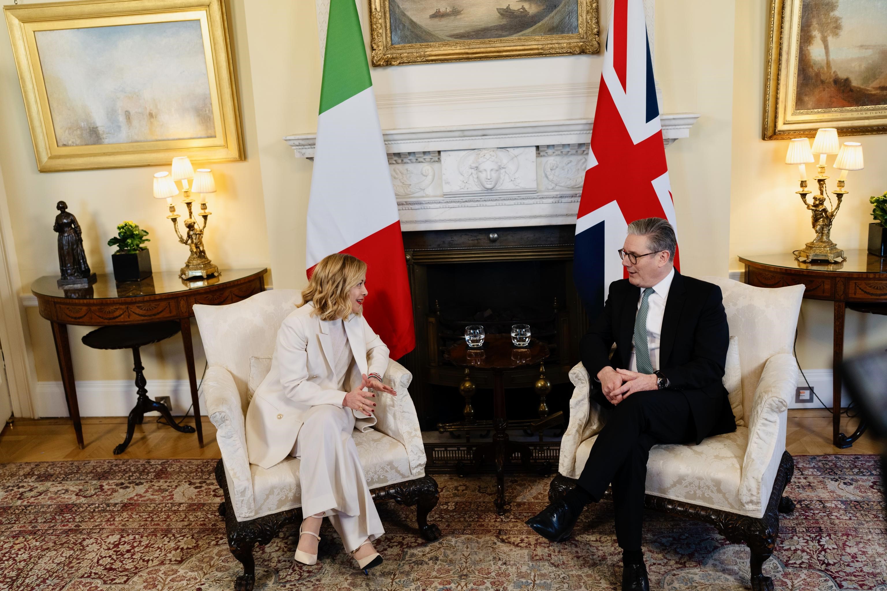 “Un mese di tregua”, e Starmer incontra Meloni