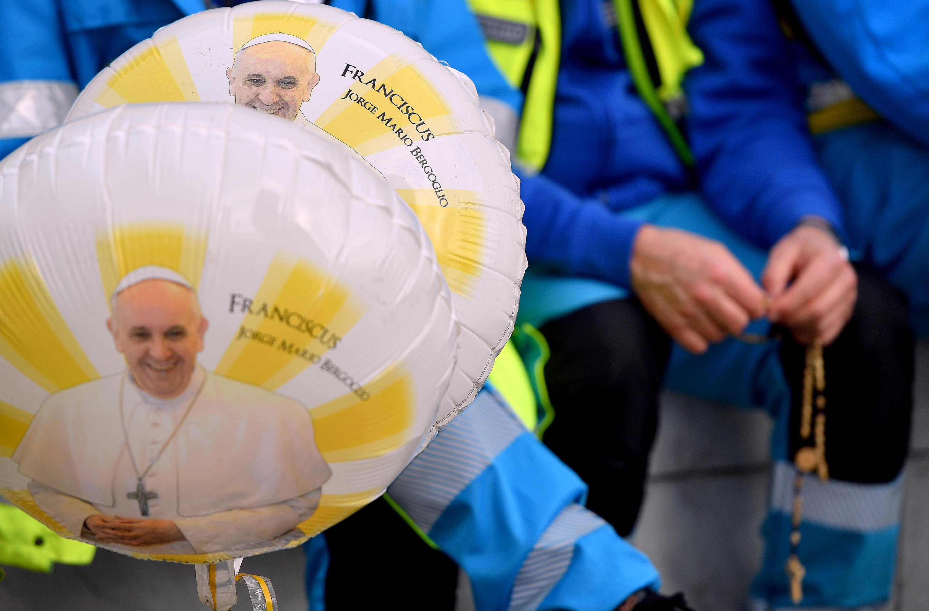 Il Papa ha ripreso terapie, seguiti in video esercizi spirituali