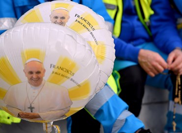 Il Papa ha ripreso terapie, seguiti in video esercizi spirituali