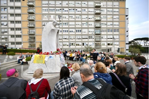 Il Papa è stazionario: la radiografia conferma i miglioramenti