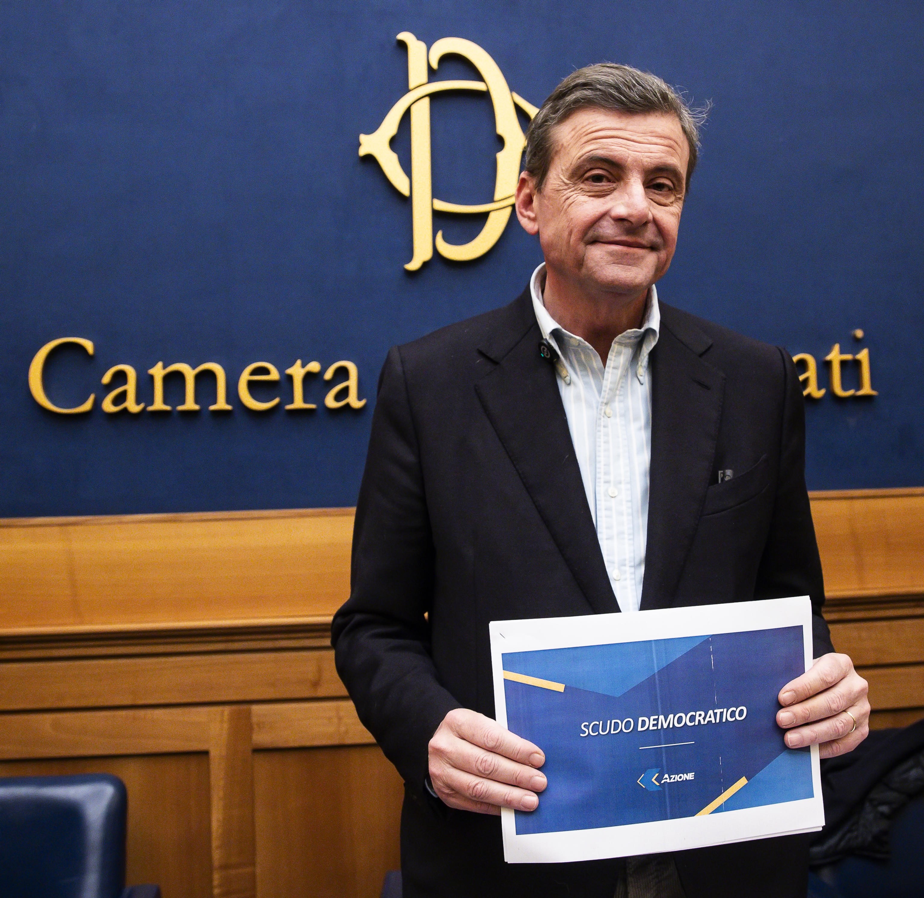 Lo “scudo democratico”? Serve a proteggere Calenda