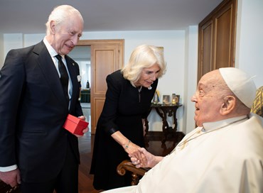 Il Papa “delle sorprese” incontra Carlo e Camilla
