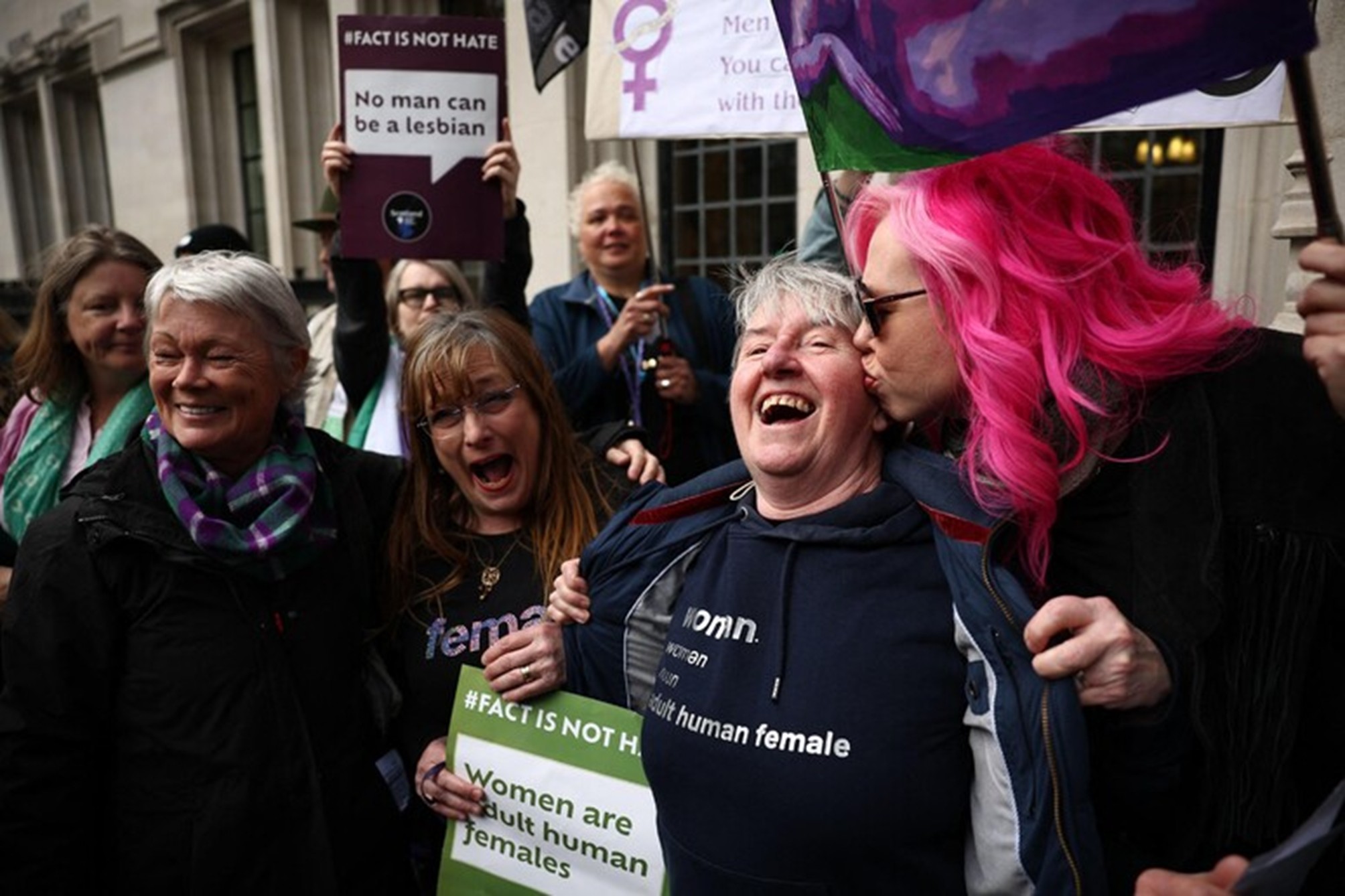 Uk: la Corte Suprema sancisce la differenza tra donne e donne transgender