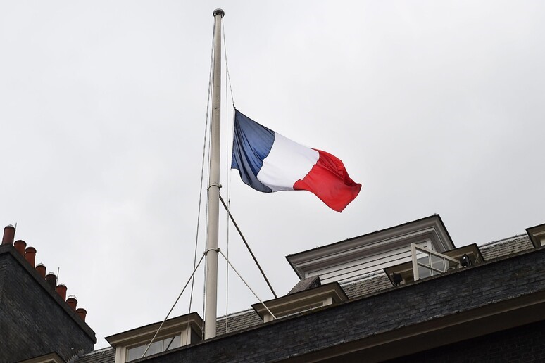 Francia, polemiche sulle bandiere a mezz’asta