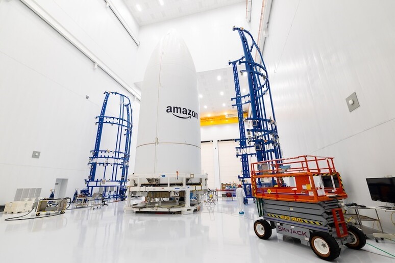 Sfida satellitare: Amazon vs Starlink