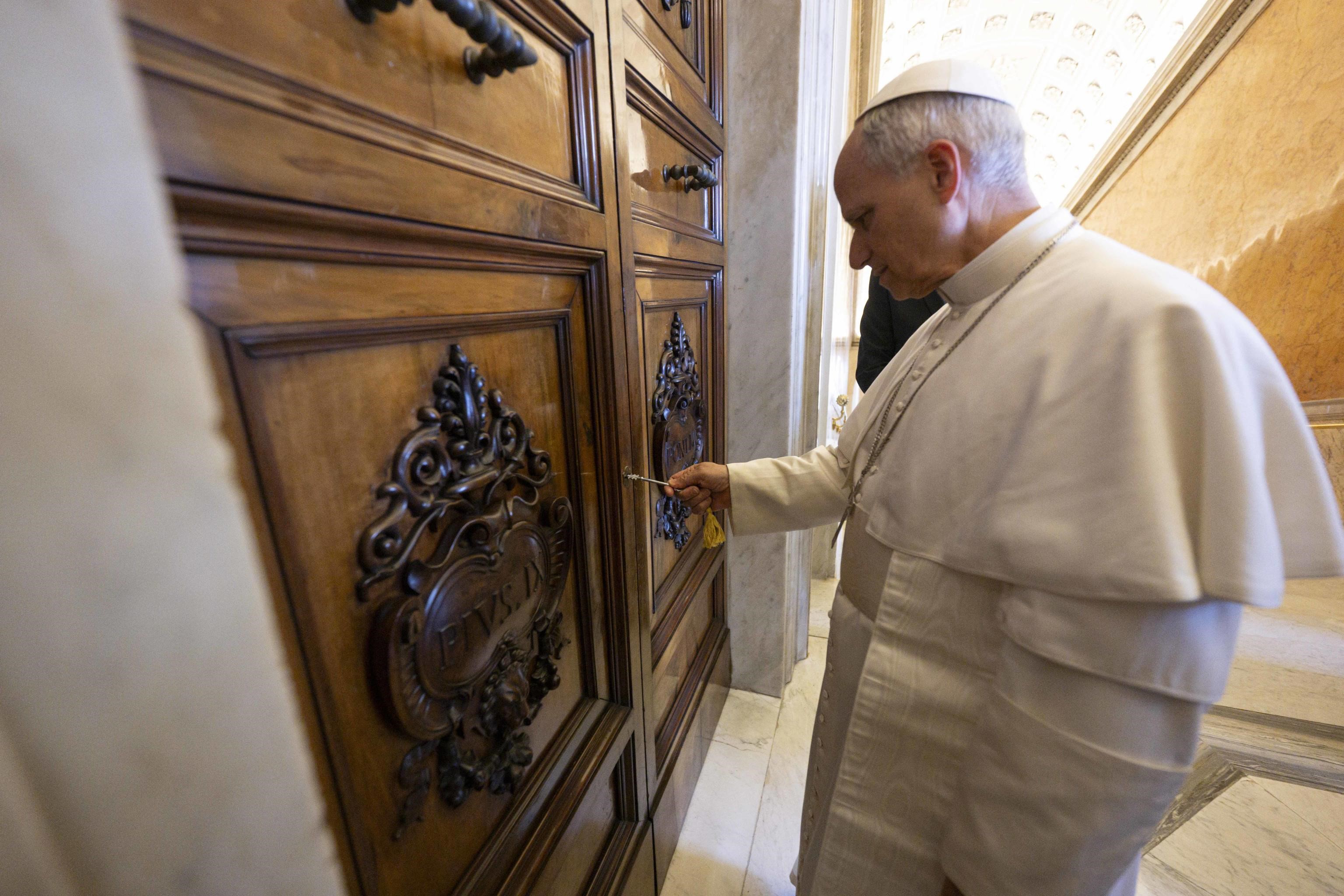 Cari tuttologi, giù le zampe da Leone XIV